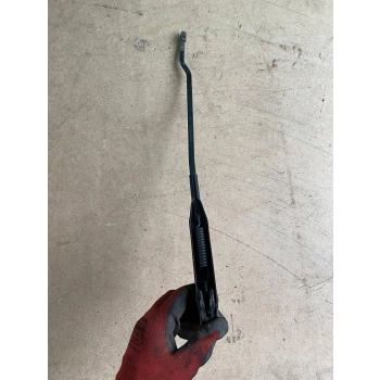 RAMIĘ WYCIERACZKI PRZEDNIEJ SZYBY PRZÓD STRONA PRAWA OPEL CORSA C 09114666
