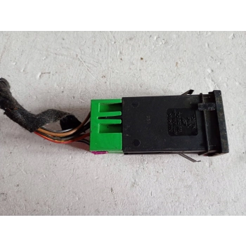 WŁĄCZNIK PODGRZEWANIA FOTELI ŚRODEK VOLVO S40, V40 8622533 GENUINE