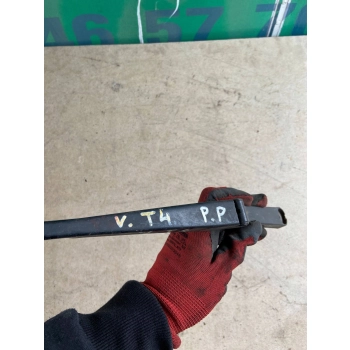 RAMIĘ WYCIERACZKI PRZEDNIEJ SZYBY STRONA PRAWA VOLKSWAGEN T4 701955410A
