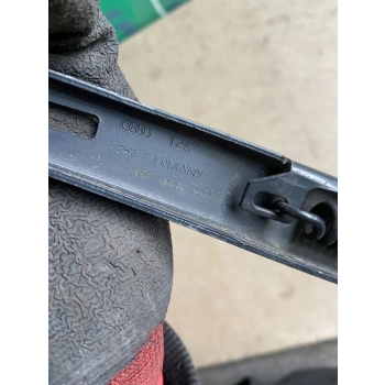 RAMIĘ WYCIERACZKI PRZEDNIEJ SZYBY PRZÓD AUDI A4 S4 B7 8E 8H