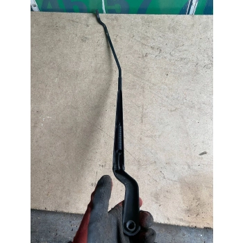 RAMIĘ WYCIERACZKI PRZEDNIEJ SZYBY STRONA PRAWA FORD FIESTA 2S6117526BB