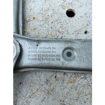 PODNOŚNIK SZYBY DRZWI PRZEDNICH STRONA PRAWA OPEL ASTRA H A330013100418