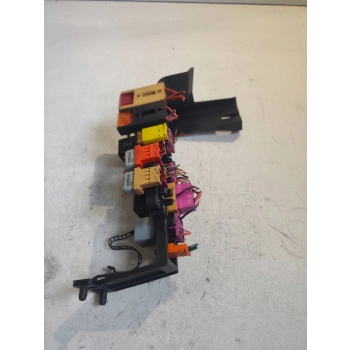 PODSTAWA PRZEKAŹNIKÓW AUDI A4 S4 B5 8D 4D0907131 GENUINE