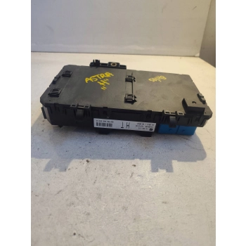 SKRZYNKA BEZPIECZNIKÓW KOMPLETNA ŚRODEK OPEL ASTRA H 13222173 GENUINE