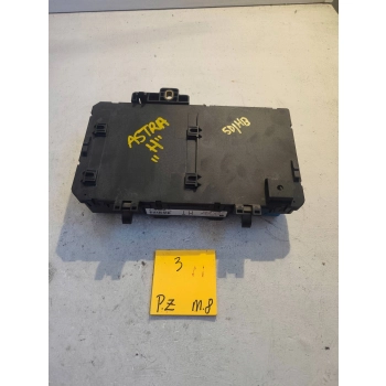 SKRZYNKA BEZPIECZNIKÓW KOMPLETNA ŚRODEK OPEL ASTRA H 13222173 GENUINE