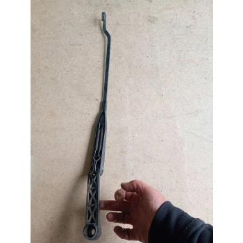 RAMIĘ WYCIERACZKI PRZEDNIEJ SZYBY PRZÓD STRONA LEWA AUDI 80 90 B3 3262626