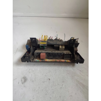 SKRZYNKA BEZPIECZNIKÓW I PRZEKAŹNIKÓW RENAULT CLIO II 21894782 GENUINE