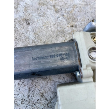 PODNOŚNIK SZYBY DRZWI PRZEDNICH STRONA PRAWA TOYOTA COROLLA E120 992046100