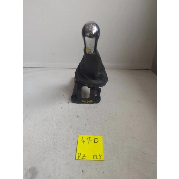 WYBIERAK BIEGÓW ŚRODEK TOYOTA YARIS 2347628 GENUINE
