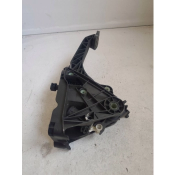 PEDAŁ SPRZĘGŁA ŚRODEK VOLKSWAGEN PASSAT B6 5Q2721059GS GENUINE