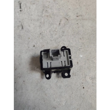 PRZEŁĄCZNIK TEMPOMATU ŚRODEK RENAULT LAGUNA III 3943298 GENUINE