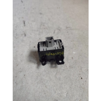 PRZEŁĄCZNIK TEMPOMATU ŚRODEK RENAULT LAGUNA III 3943298 GENUINE
