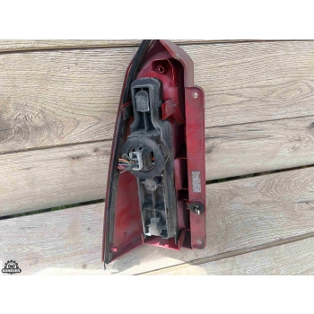 LAMPA TYLNA PRAWA PRAWY TYŁ FORD FOCUS MK1 KOMBI