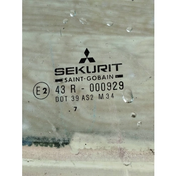 SZYBA BOCZNA DRZWI PRAWY TYŁ MITSUBISHI CARISMA SEDAN