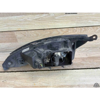 LAMPA PRZEDNIA PRAWA REFLEKTOR PRAWY FORD FOCUS MK1