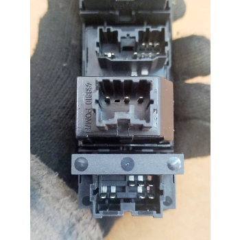 PANEL PRZEŁĄCZNIK ŚWIATEŁ I LUSTEREK MITSUBISHI SPACE STAR MR740608