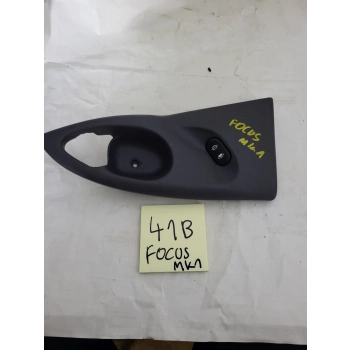 FORD FOCUS MK1 OSŁONA KLAMKI WEWNĘTRZNEJ LEWY PRZÓD