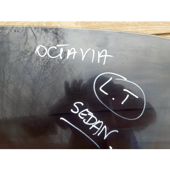SZYBA BOCZNA LEWA TYLNA ORYGINALNA CIEMNA FOLIA SKODA OCTAVIA 1 I SEDAN